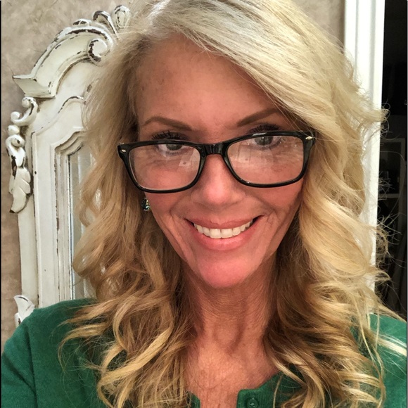 Meet your Posher, Lisa - Picture 1 of 8